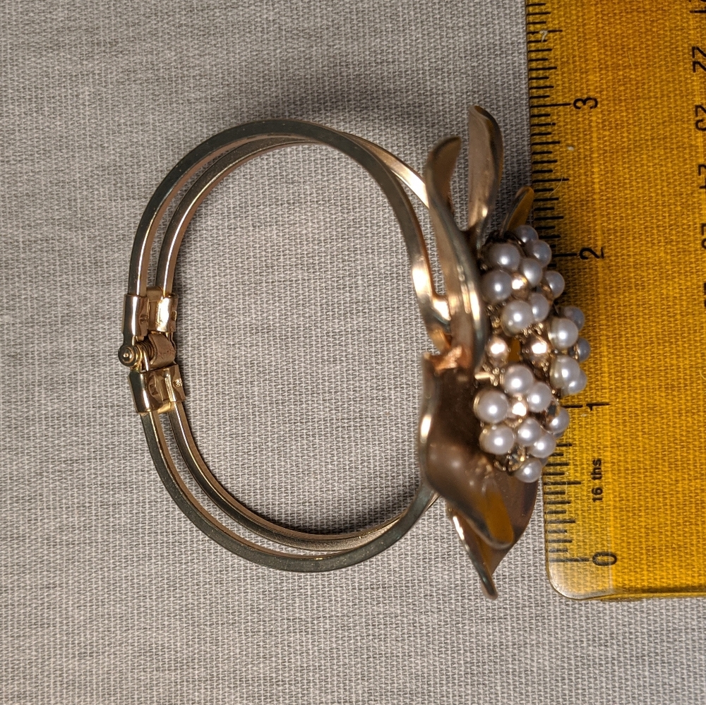 Flower bracelet w/pearls and rhinestones - Picture 2 of 4
